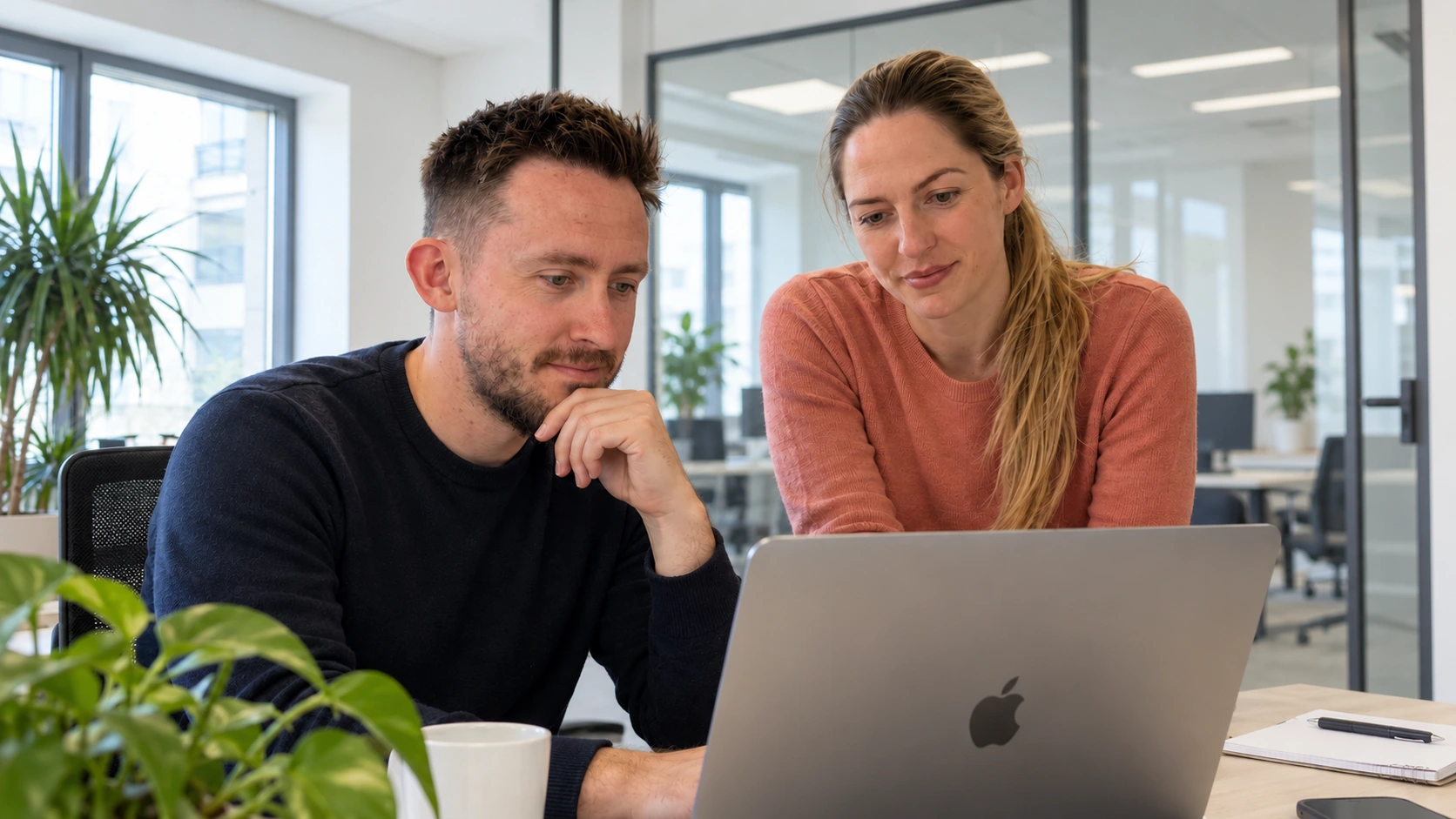 Ben en Sanne overleggen bij een laptop — gegenereerde beeldvisualisatie