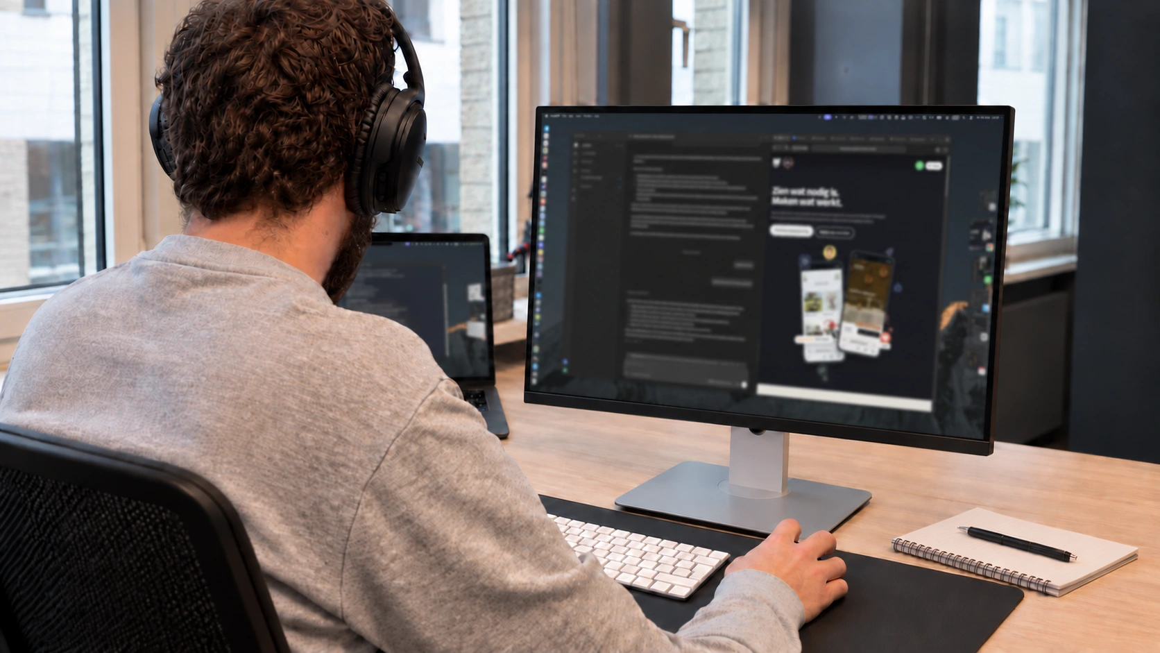 Werkplek met ontwerp en techniek op twee schermen