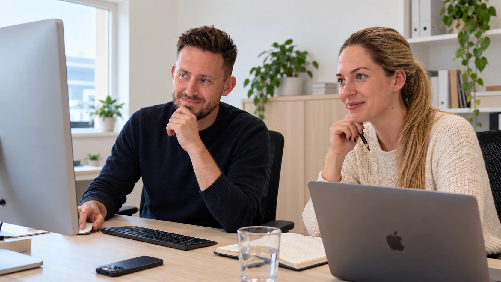 Ben en Sanne bekijken samen digitaal werk — gegenereerde beeldvisualisatie