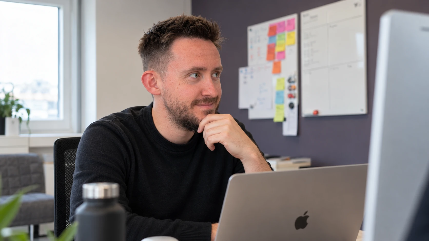 Ben overlegt bij een laptop — gegenereerde beeldvisualisatie
