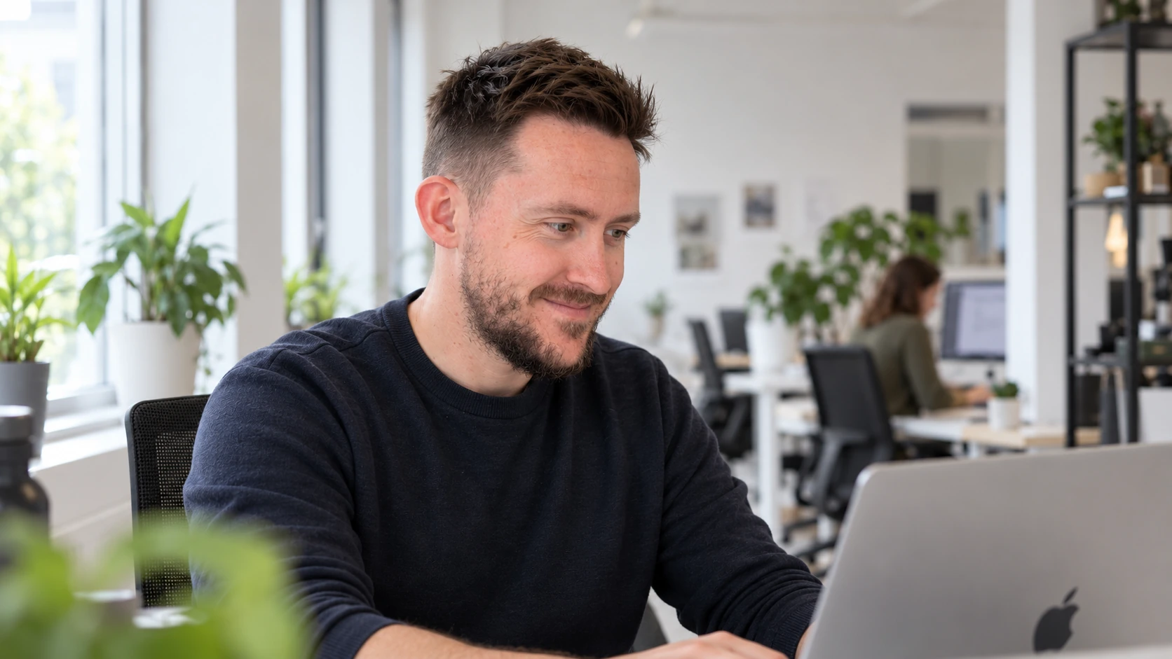 Ben werkt op een laptop in de studio — gegenereerde beeldvisualisatie